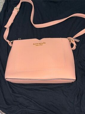 Kate Spade Tea rose Harlow crossbody pebbled leather features a top-zip closure